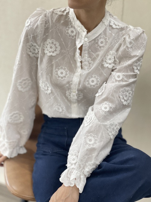 Chemise brodée de fleurs reliefées manches longues