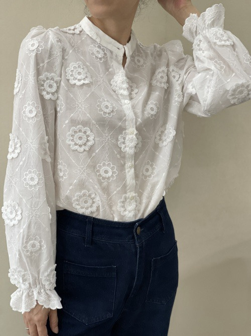 Chemise brodée de fleurs reliefées manches longues