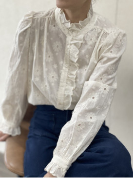 Chemise brodée de fleurs...