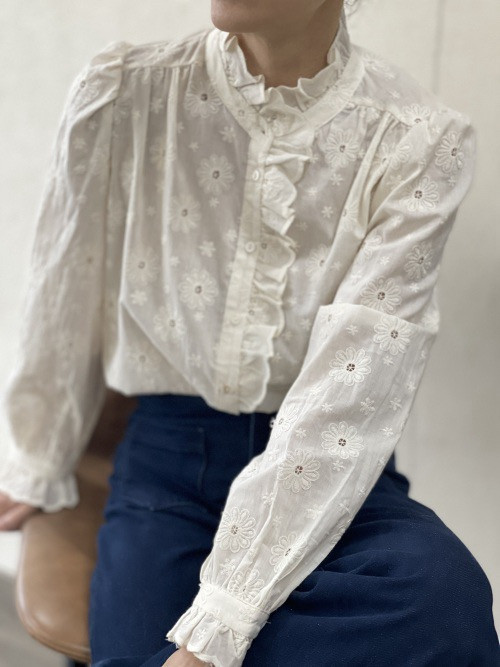 Chemise brodée de fleurs col frou-frou