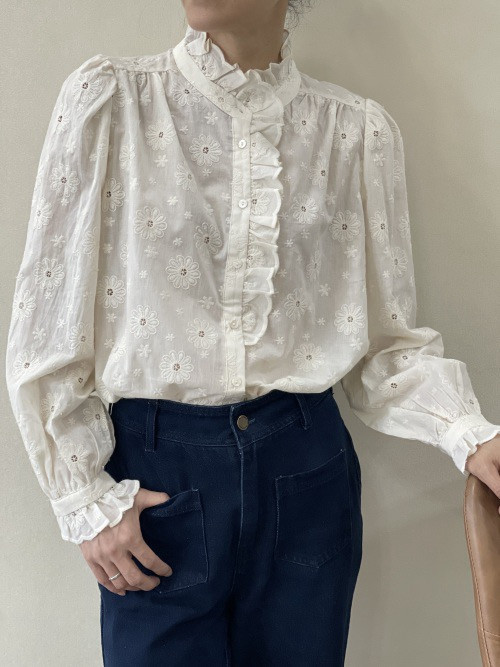 Chemise brodée de fleurs col frou-frou
