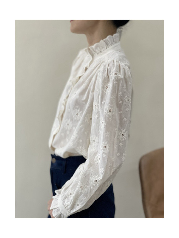 Chemise brodée de fleurs col frou-frou