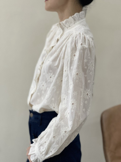 Chemise brodée de fleurs col frou-frou