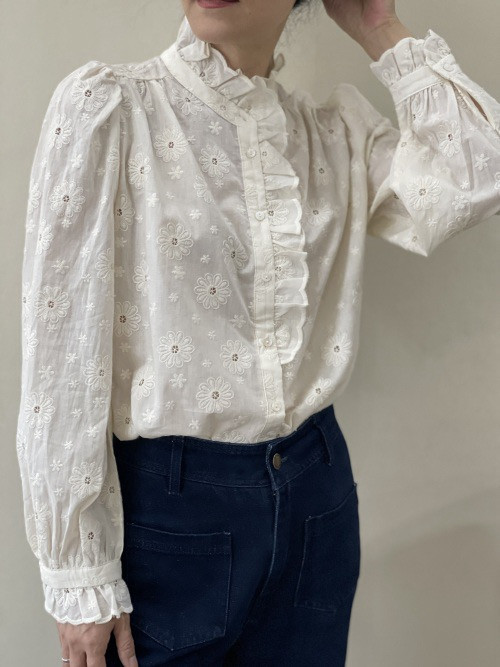 Chemise brodée de fleurs col frou-frou
