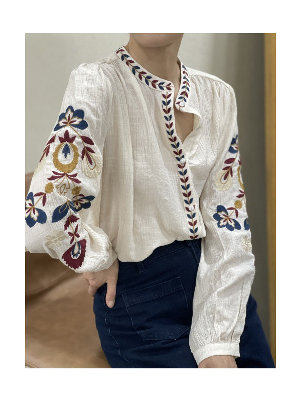 Chemise brodée aux manches, col et boutonnière