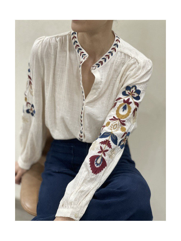 Chemise brodée aux manches, col et boutonnière