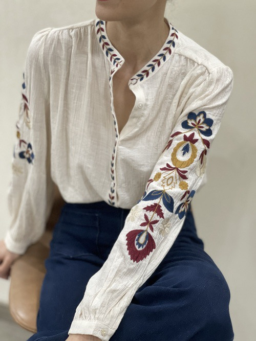Chemise brodée aux manches, col et boutonnière