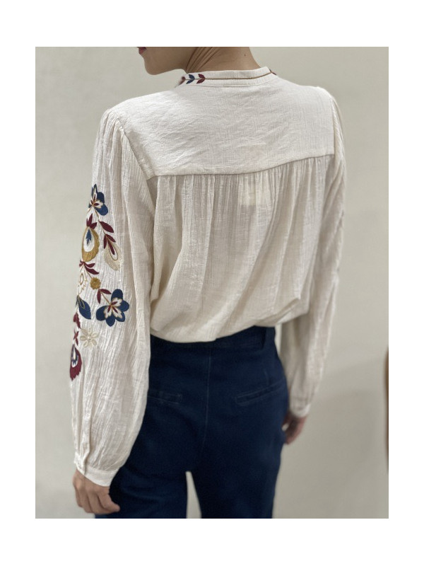 Chemise brodée aux manches, col et boutonnière