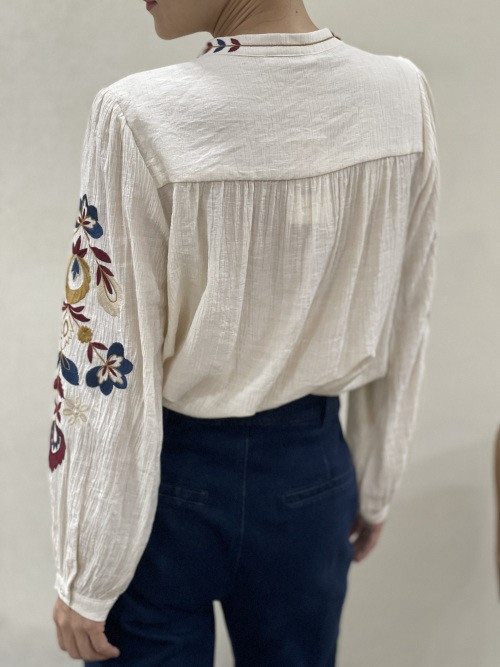 Chemise brodée aux manches, col et boutonnière