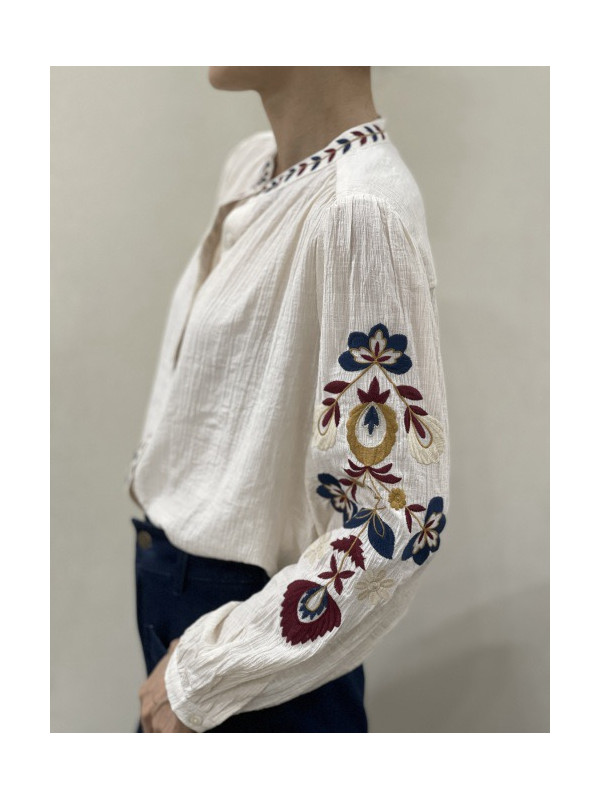Chemise brodée aux manches, col et boutonnière