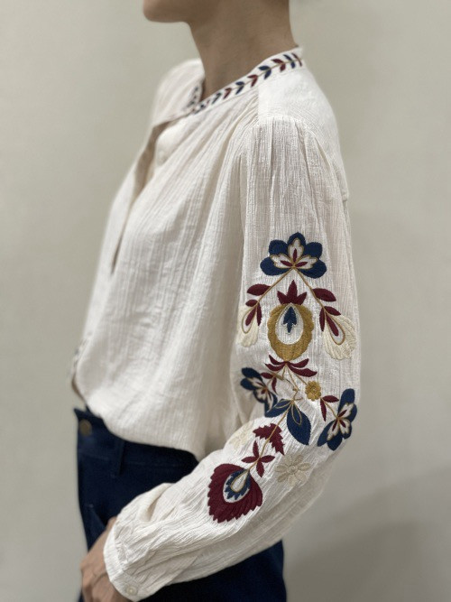 Chemise brodée aux manches, col et boutonnière
