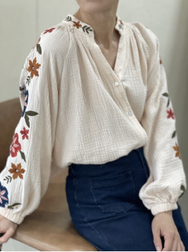 Chemise brodée aux manches...