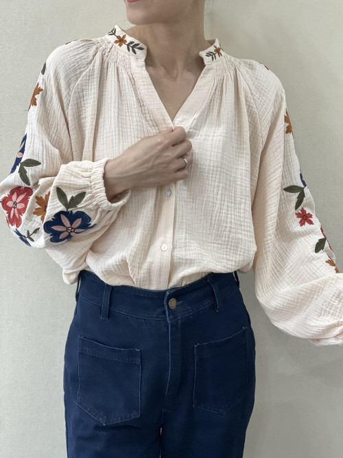Chemise brodée aux manches et col en gaze de coton