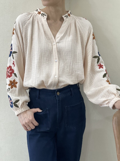 Chemise brodée aux manches et col en gaze de coton