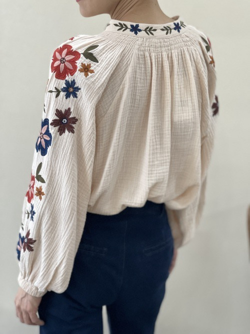 Chemise brodée aux manches et col en gaze de coton