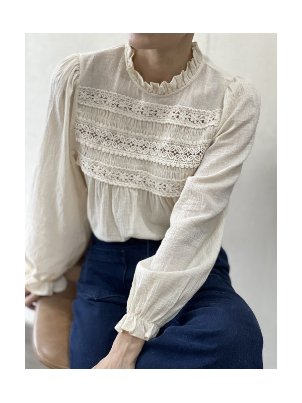 Chemise col frou-frou et broderies ajourées poitrine