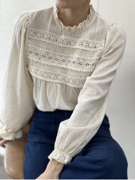 Chemise col frou-frou et...