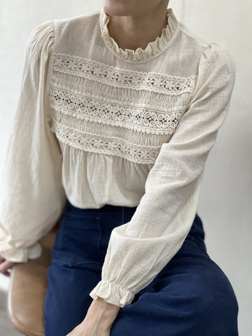 Chemise col frou-frou et broderies ajourées poitrine