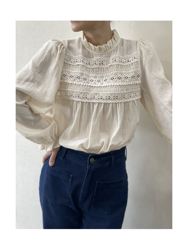 Chemise col frou-frou et broderies ajourées poitrine