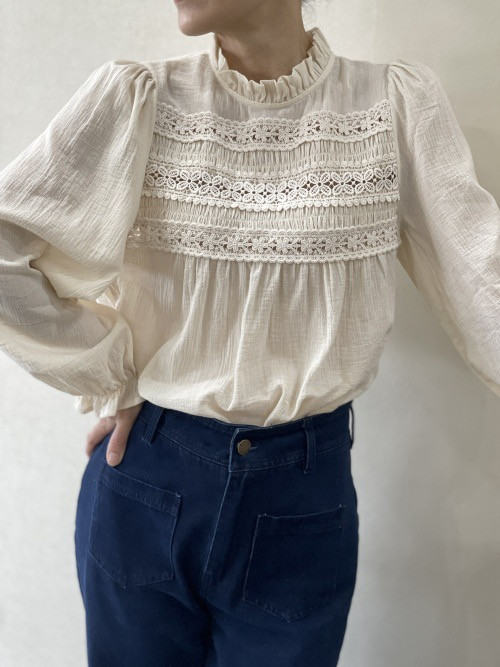 Chemise col frou-frou et broderies ajourées poitrine