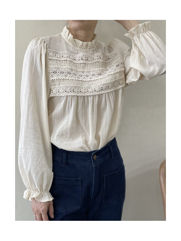 Chemise col frou-frou et broderies ajourées poitrine