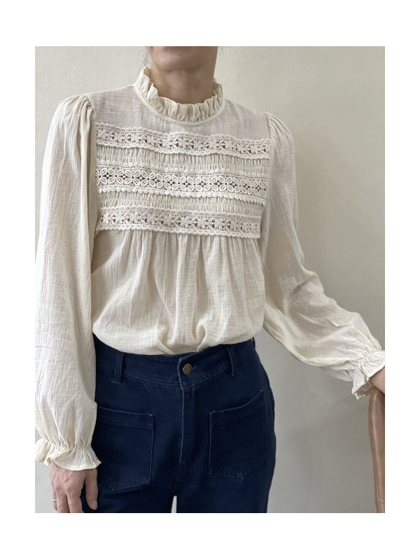 Chemise col frou-frou et broderies ajourées poitrine