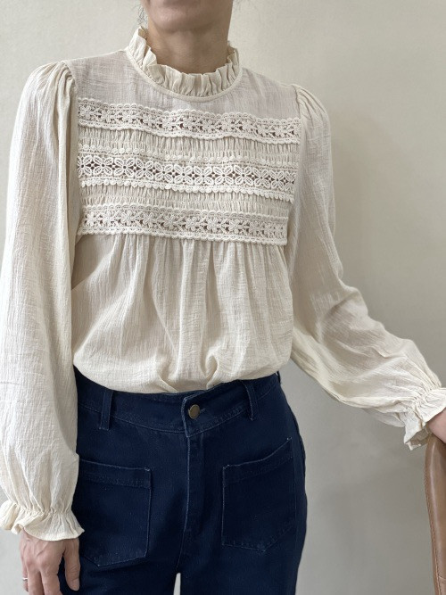 Chemise col frou-frou et broderies ajourées poitrine