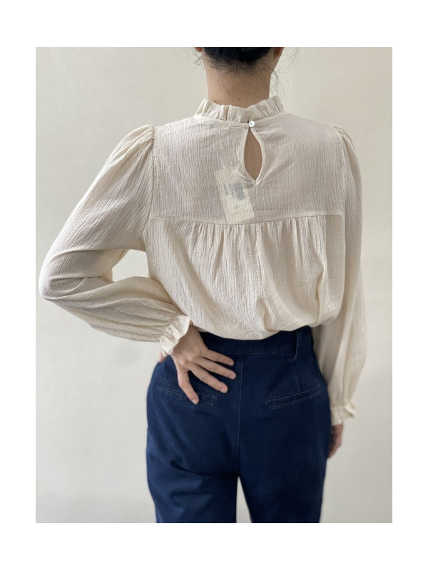 Chemise col frou-frou et broderies ajourées poitrine
