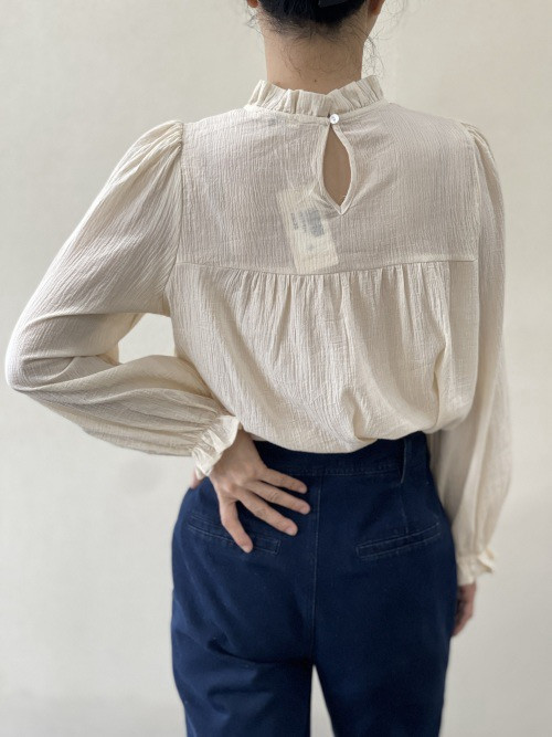 Chemise col frou-frou et broderies ajourées poitrine