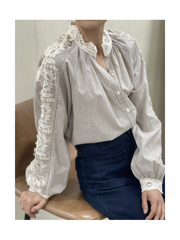 Chemise rayée col et manches en broderies festonnées