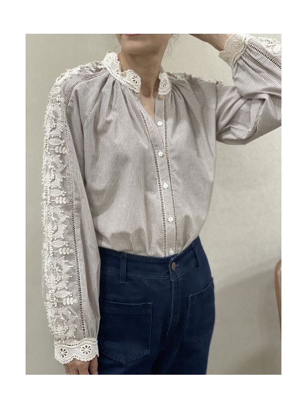 Chemise rayée col et manches en broderies festonnées