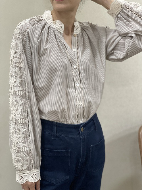 Chemise rayée col et manches en broderies festonnées