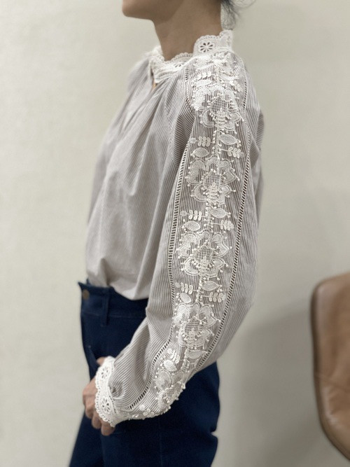 Chemise rayée col et manches en broderies festonnées