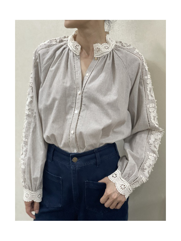 Chemise rayée col et manches en broderies festonnées