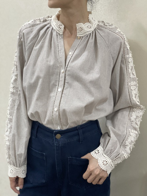Chemise rayée col et manches en broderies festonnées