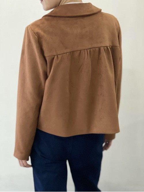 Veste courte en suédine col claudine