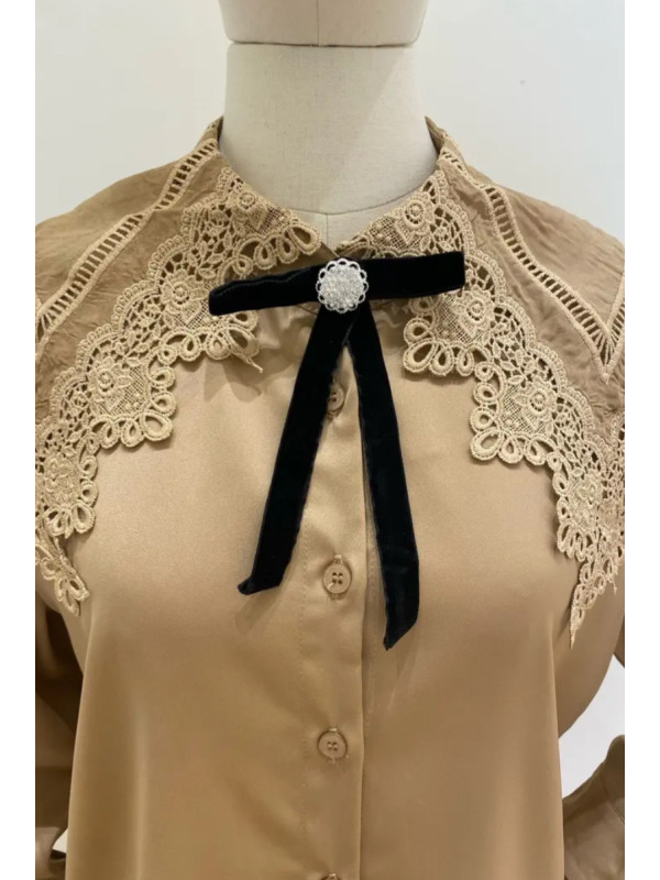 Chemise satinée col large en dentelle ajourée