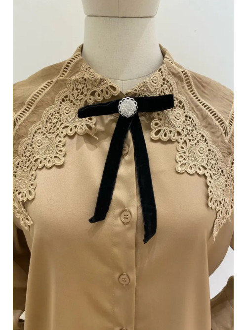 Chemise satinée col large en dentelle ajourée