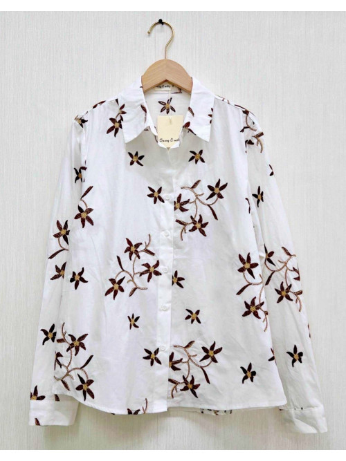 Chemise brodée de fleurs