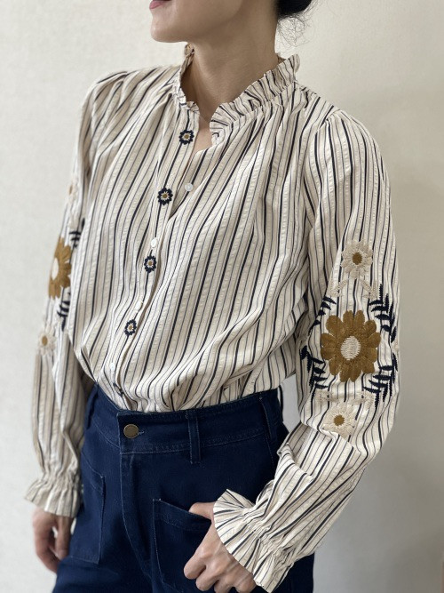 Chemise rayée col froncé manches longues brodées