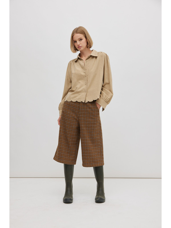 Chemise col et bas festonnés brodés