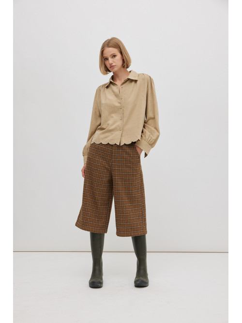 Chemise col et bas festonnés brodés