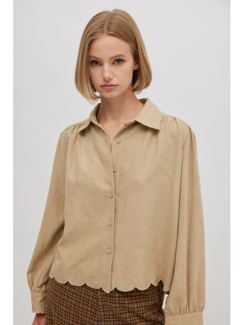 Chemise col et bas festonnés brodés