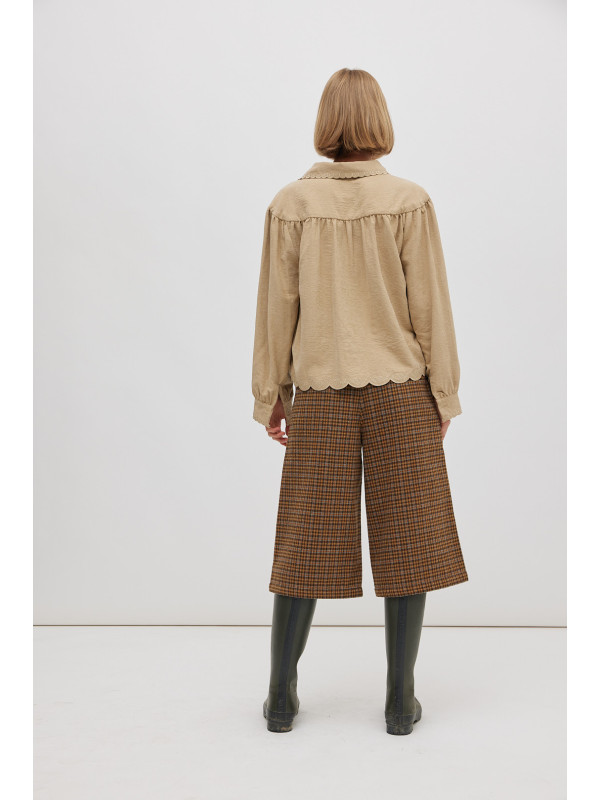 Chemise col et bas festonnés brodés