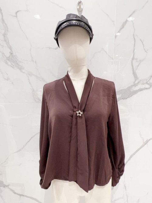 Chemise oversized col cravate et broche