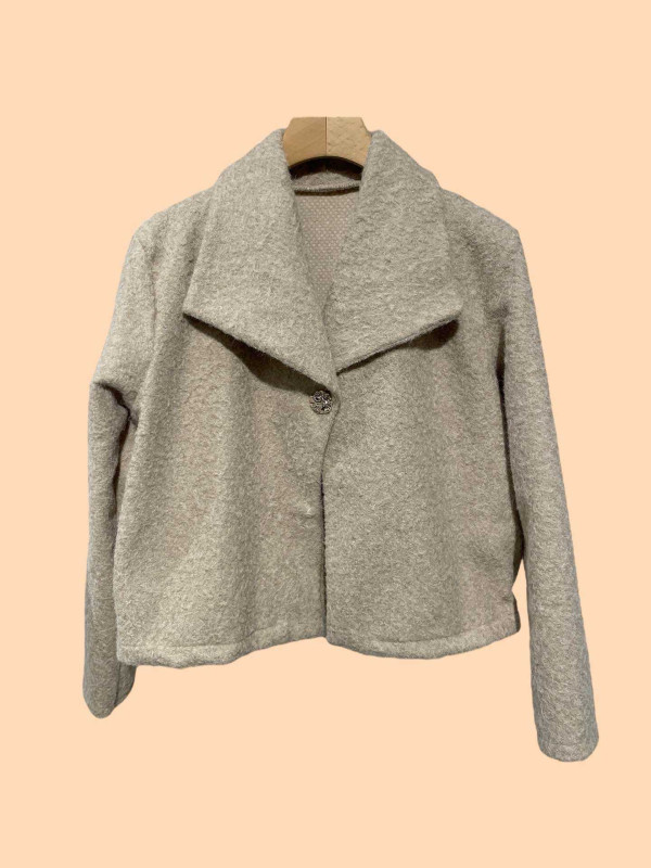 Veste courte façon laine bouillie un bouton bijoux