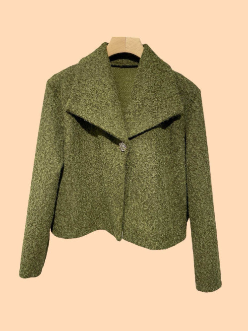 Veste courte façon laine bouillie un bouton bijoux