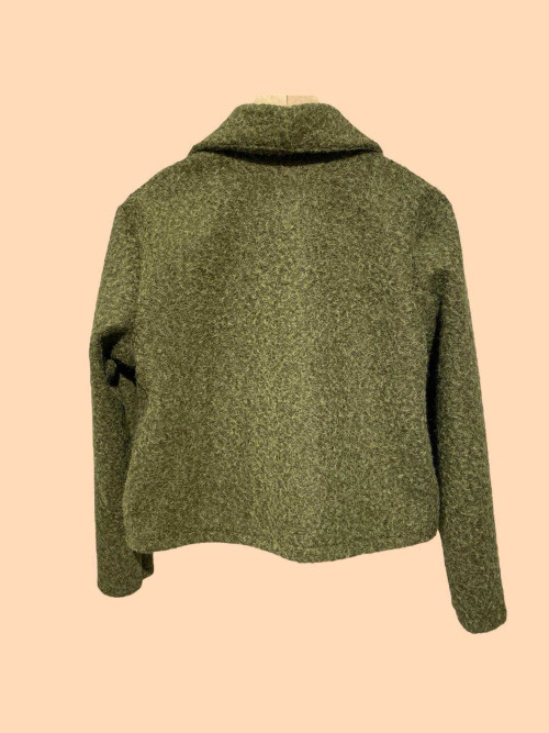 Veste courte façon laine bouillie un bouton bijoux