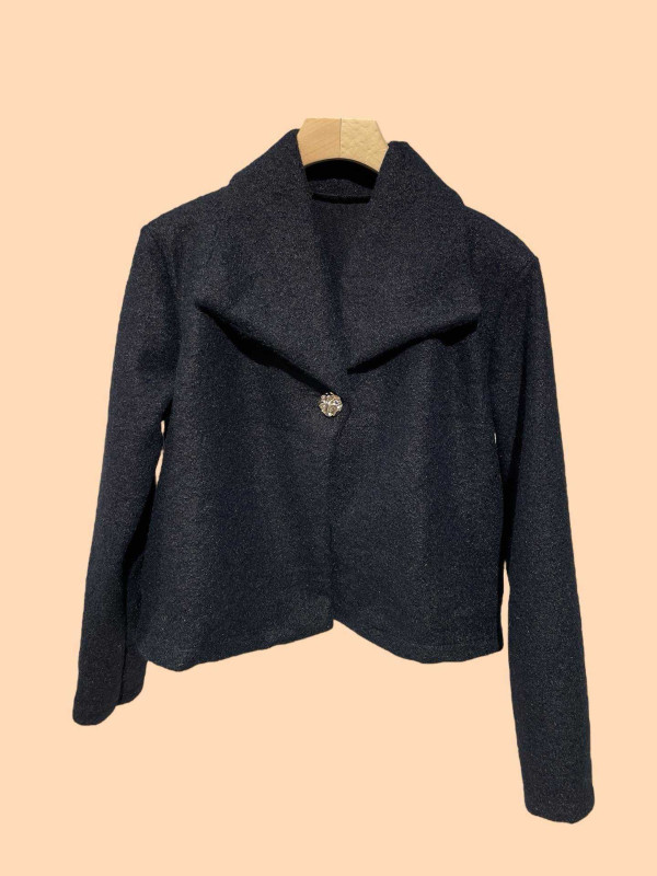Veste courte façon laine bouillie un bouton bijoux