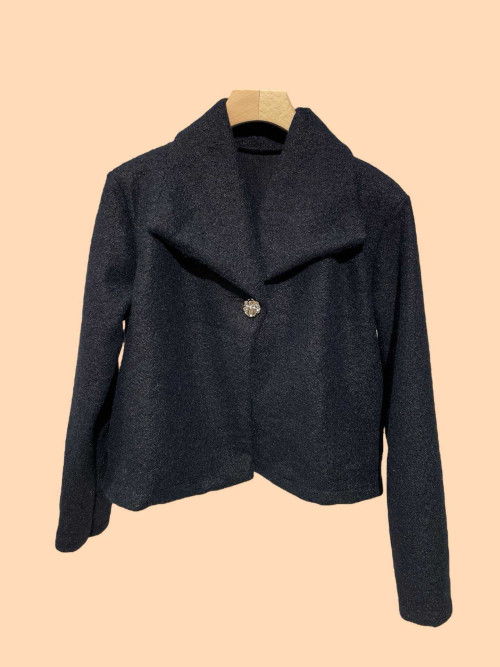 Veste courte façon laine bouillie un bouton bijoux